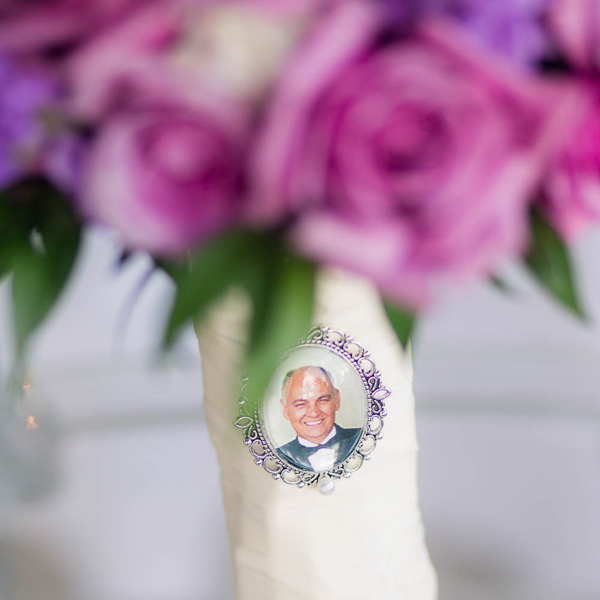 Ways to honor and memorialize deceased loved ones on wedding day 